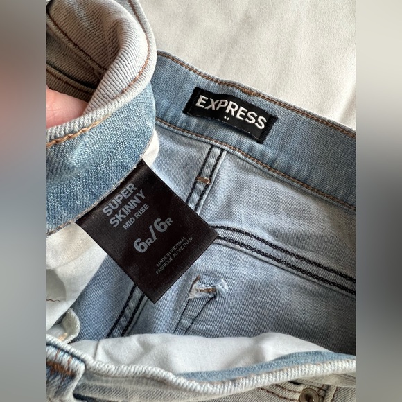 Women’s Express Mid Rise light wash distressed jean shorts, size 6 (measures 29) - Picture 3 of 7